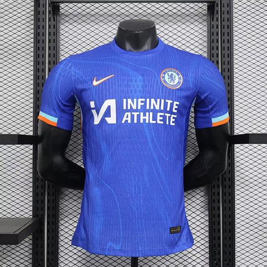 Maillot domicile Chelsea 2024/2025 Le 12ème Maillot, devant du maillot avec logo et détails bleus.