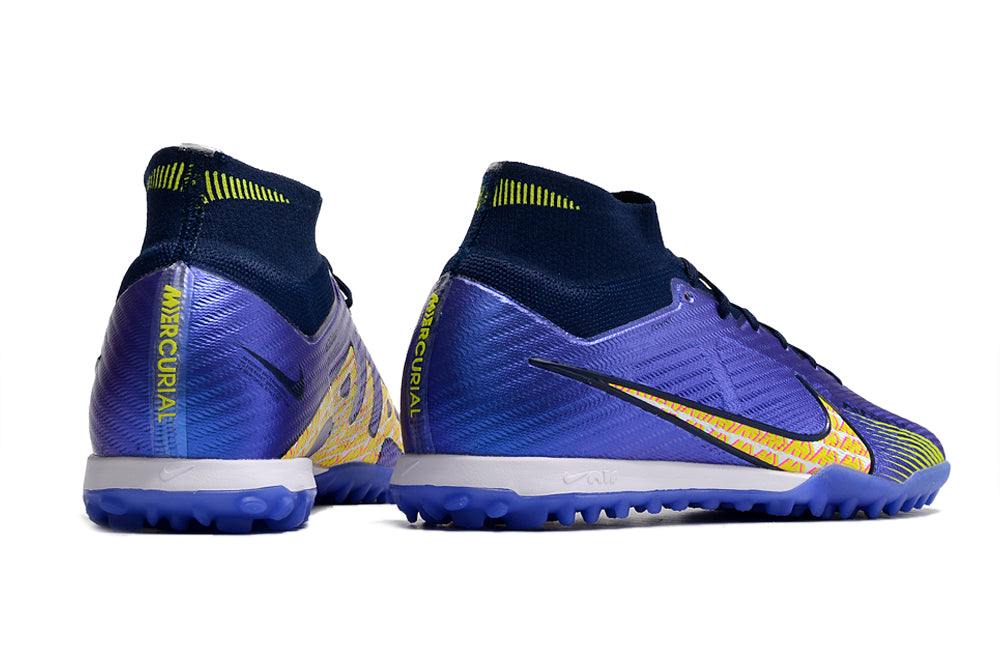 Crampons Mercurial Superfly IX Elite pour football, semelles à crampons en acier et design léger, posé sur un terrain.