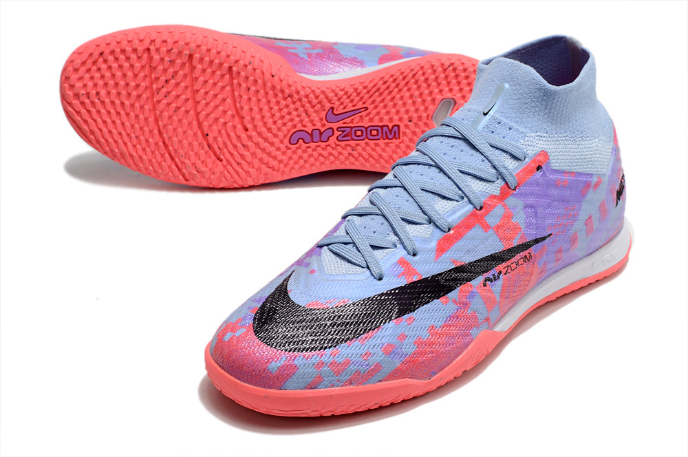 Crampons Mercurial Superfly IX Elite de Le 12 -ème Maillot, vue en gros plan, avec pointes en métal pour football.