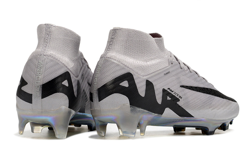 Crampons Mercurial Superfly IX Elite, chaussures de football Nike avec semelle à crampons pour terrain en herbe.