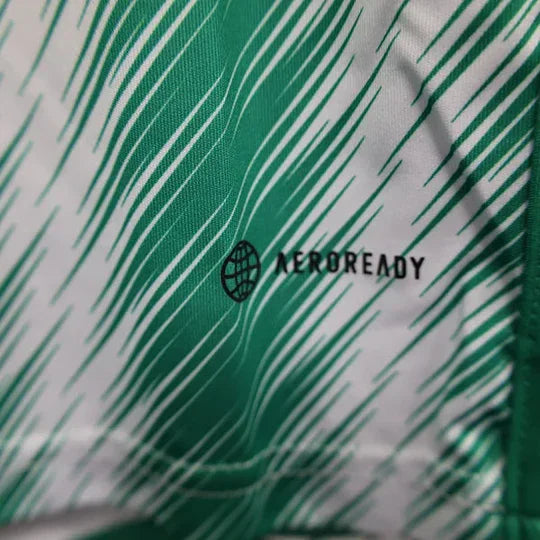 Maillot extérieur de l'Algérie 2022-2023, marque Le 12, avec logo et design sportif visible sur fond blanc.
