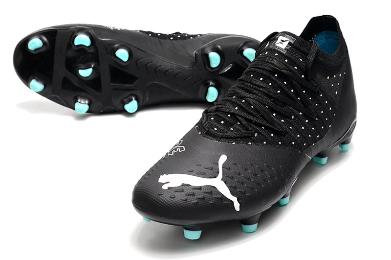 Crampons Future Z 1.3 Teazer FG de Le 12 -ème Maillot, présentant les pointes en acier et la fixation pour chaussures d'escalade.