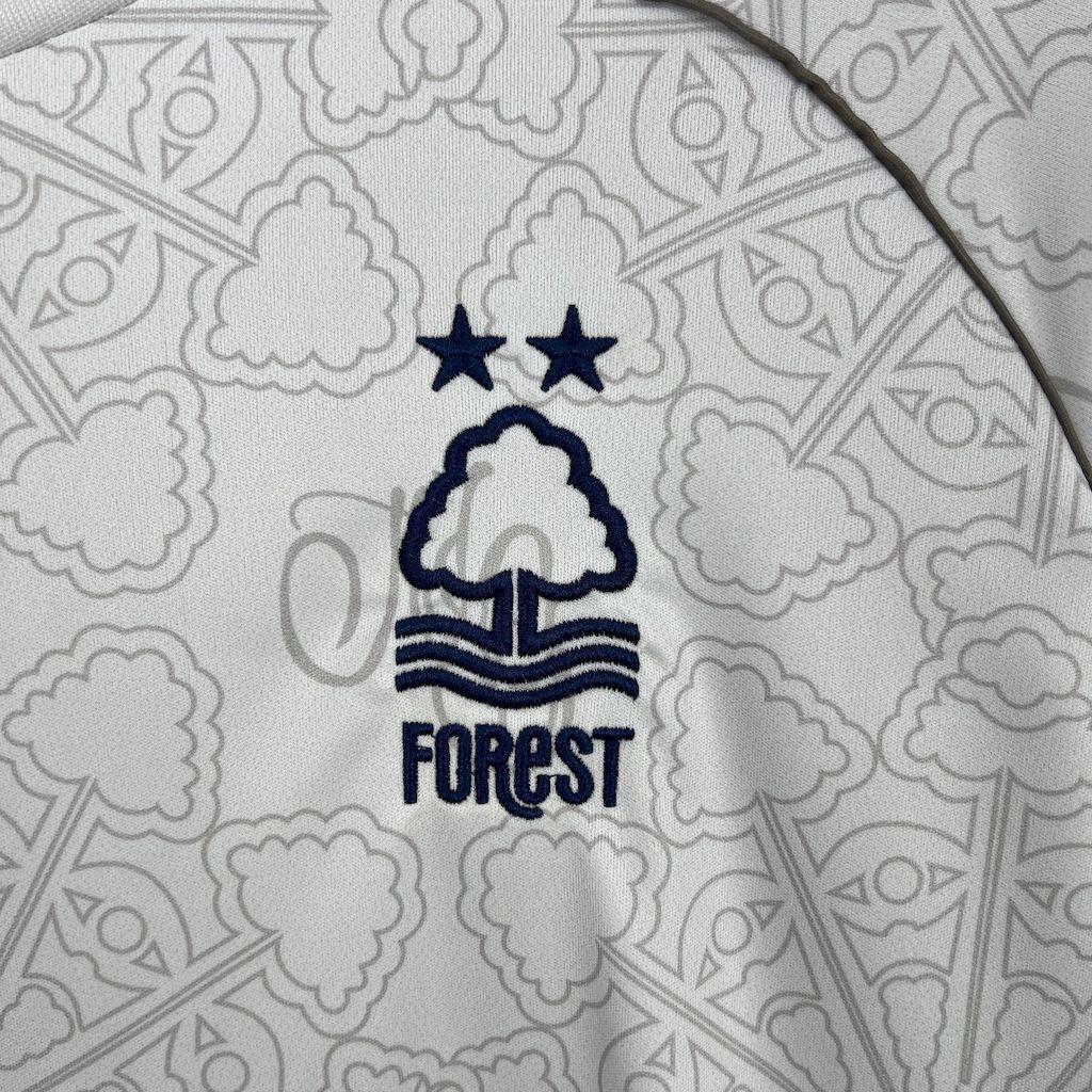 Maillot Forest 2025/2026 de Le 12 -ème Maillot, vue de face, avec logo et design moderne, porté sur mannequin.
