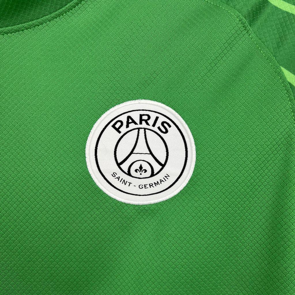 Maillot manches longues PSG Le 12-ème Maillot, maillot de football bleu avec logo du Paris Saint-Germain visible.