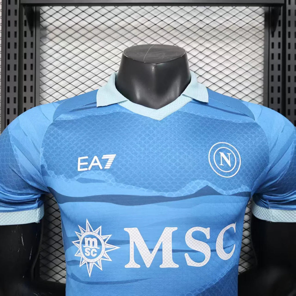 Maillot Napoli 2025/26 Le 12 -ème Maillot, jersey de football avec logo Napoli, couleurs bleues et blanches, vue frontale