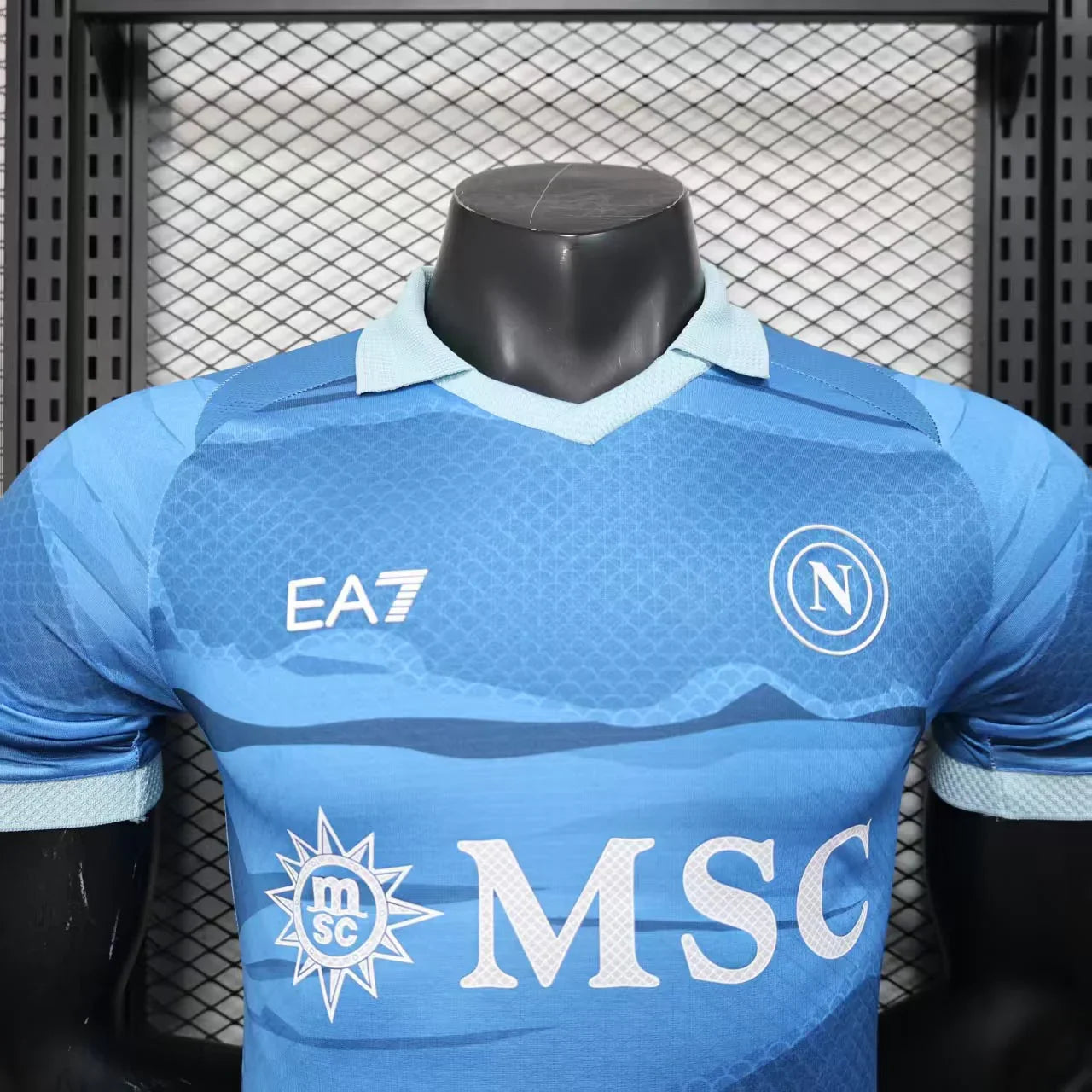 Maillot Napoli 2025/26 Le 12 -ème Maillot, jersey de football avec logo Napoli, couleurs bleues et blanches, vue frontale