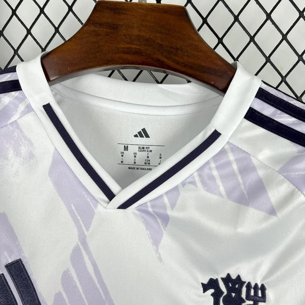 Maillot Manchester United 2025/2026 de la marque Le 12 -ème Maillot, vue de face avec logo et détails du design.