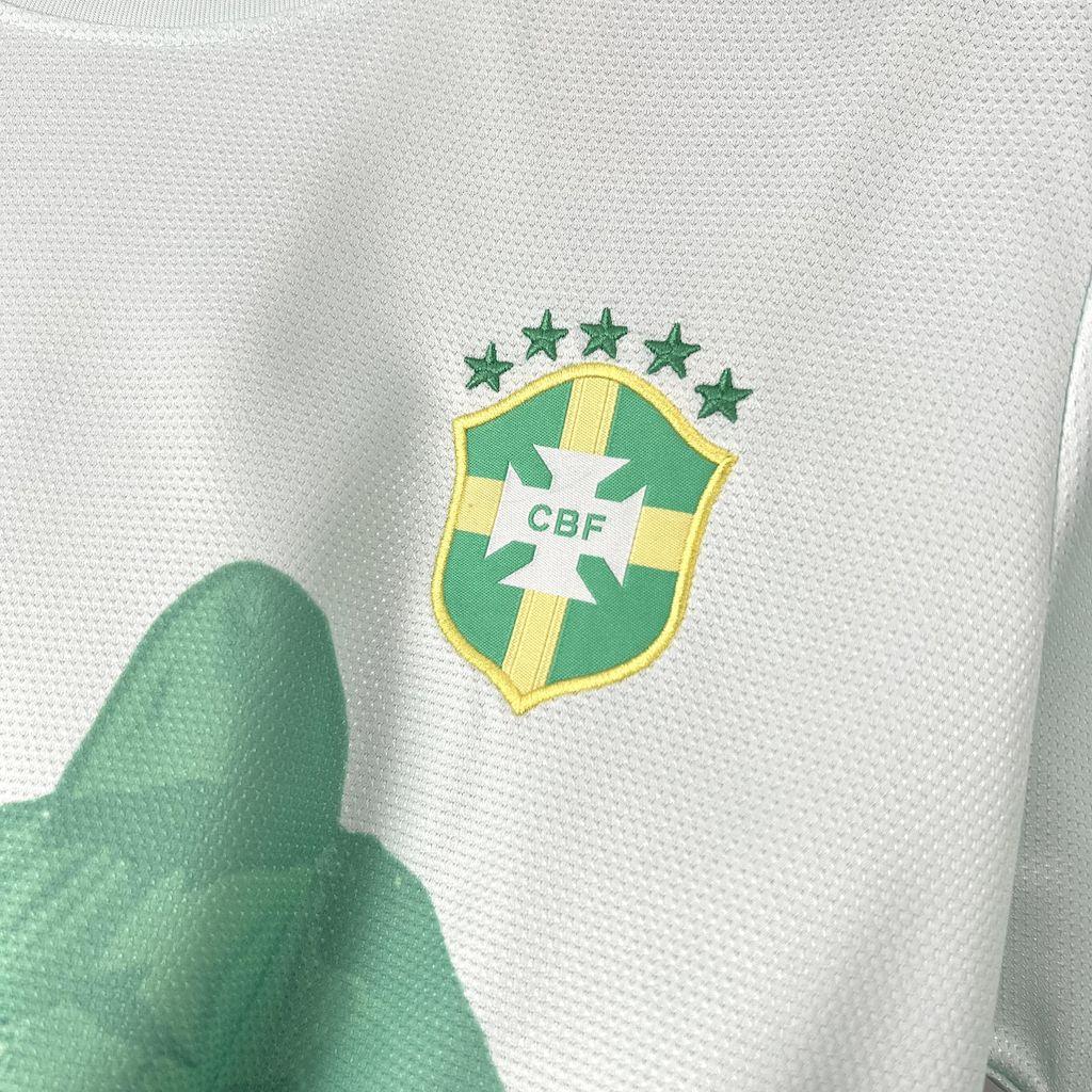 Maillot de football Brésil 2025-26 de la marque Le 12, vue de face, avec logo et design moderne.