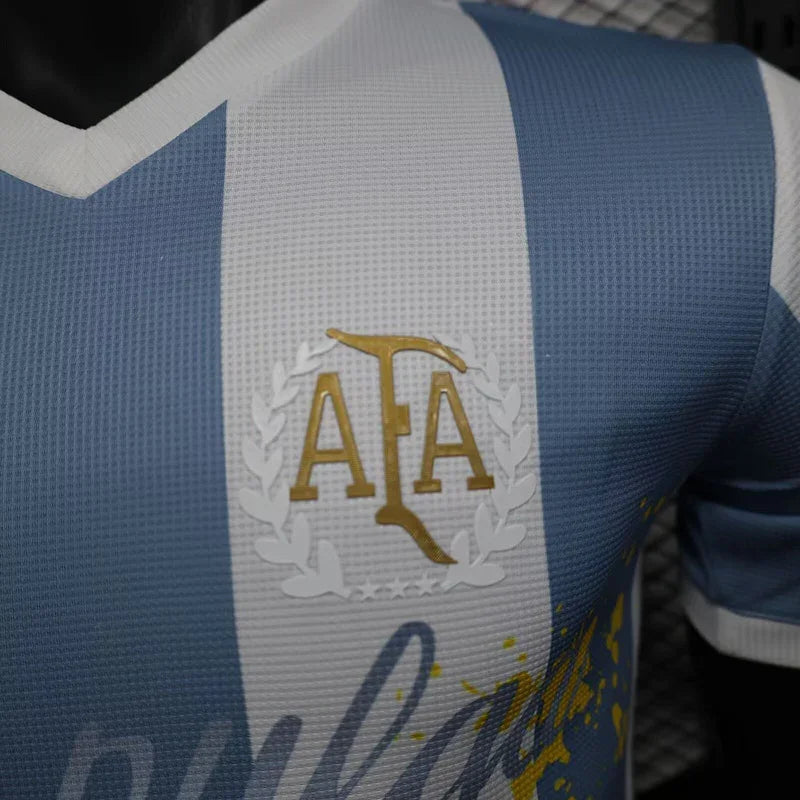 Maillot de football argentin 2025-26 de la marque Le 12, vue de face, avec le logo et les détails du design.