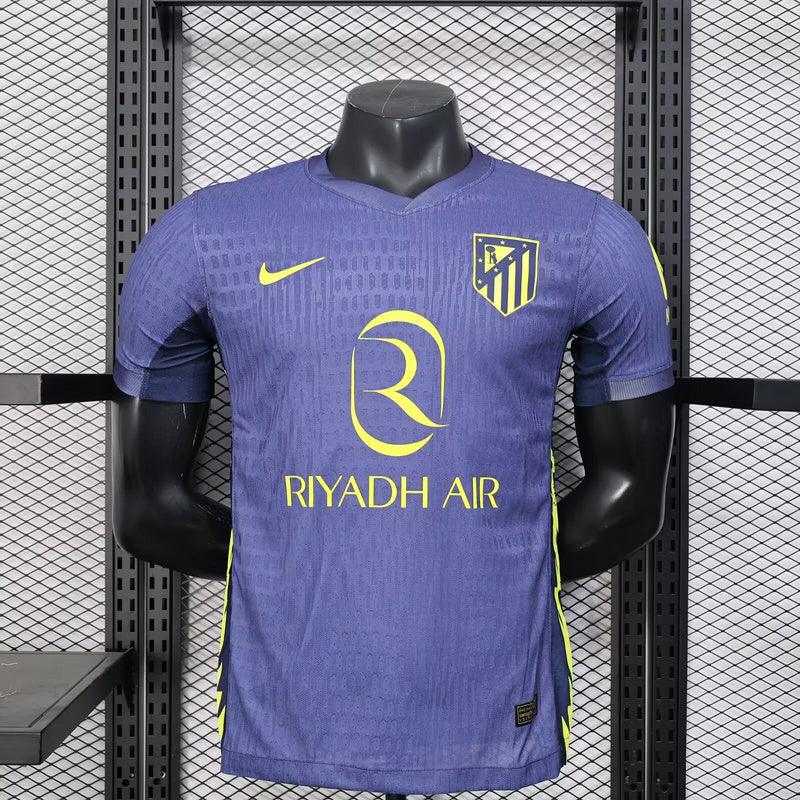 Maillot extérieur de l'Atlético Madrid 2025-26, marque Le 12 -ème Maillot, avec design bleu et détails du club.
