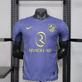 Maillot extérieur de l'Atlético Madrid 2025-26, marque Le 12 -ème Maillot, avec design bleu et détails du club.