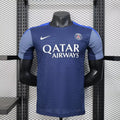 Maillot d'entraînement PSG 2025-26 de la marque Le 12-ème Maillot, vue de face avec logo et détails du tissu.