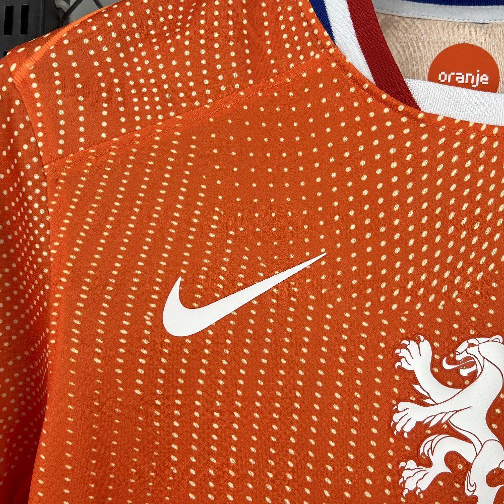 Maillot Pays-Bas 2025-26 Le 12 -ème Maillot, maillot de football orange avec logo et détails Nike, porté sur mannequin.