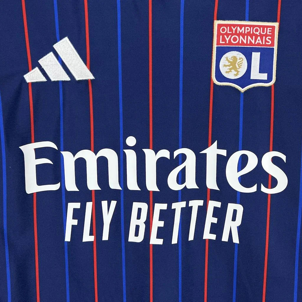 Maillot extérieur du club Lyon 2025-26 de la marque Le 12 -ème, vue de face avec logo et design sportif.