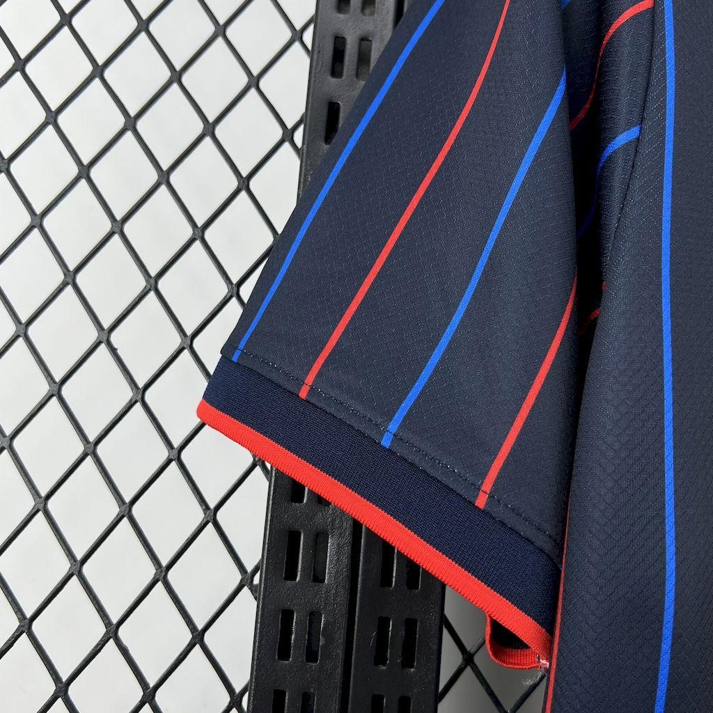 Maillot extérieur de l'équipe USA 2025-26 de Le 12, veste de sport avec logo et détails en bleu et blanc.