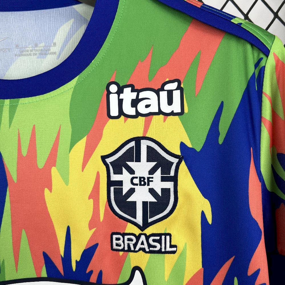 Maillot d'entraînement du Brésil 2025-26, marque Le 12, en tissu bleu avec logo et détails sportifs visibles.