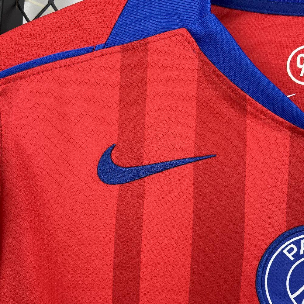 Maillot extérieur PSG 2025-26 Le 12 -ème Maillot, maillot de football avec logo PSG, vue frontale sur le maillot bleu avec détails rouges