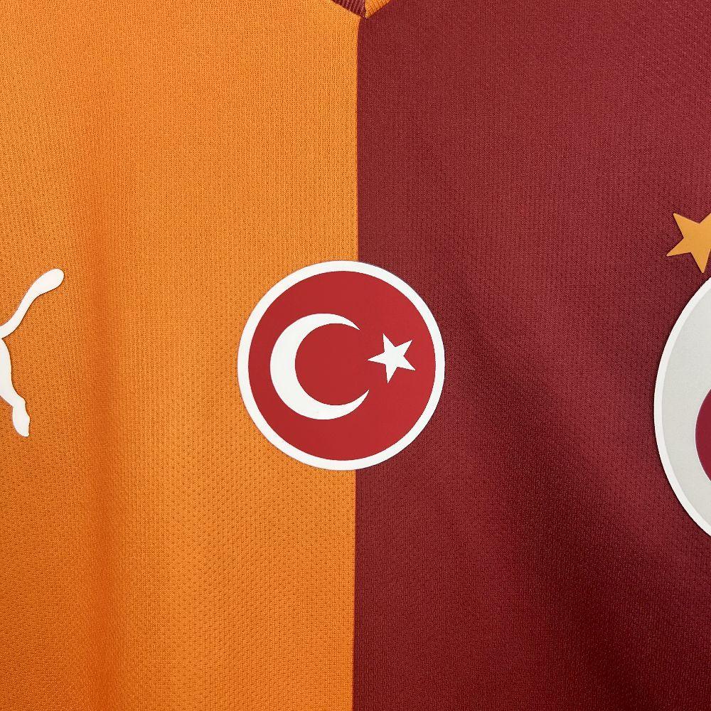 Maillot de football Galatasaray 2025-26, marque Le 12 -ème Maillot, vue de face avec logo et design du maillot.