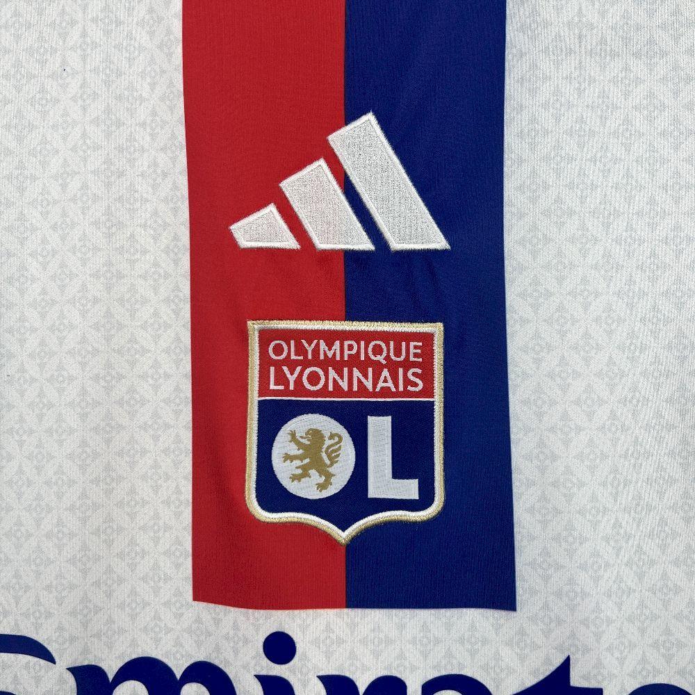 Maillot Lyon 2025-26 Le 12 -ème Maillot, maillot de football blanc avec logo et détails bleus, vue de face.