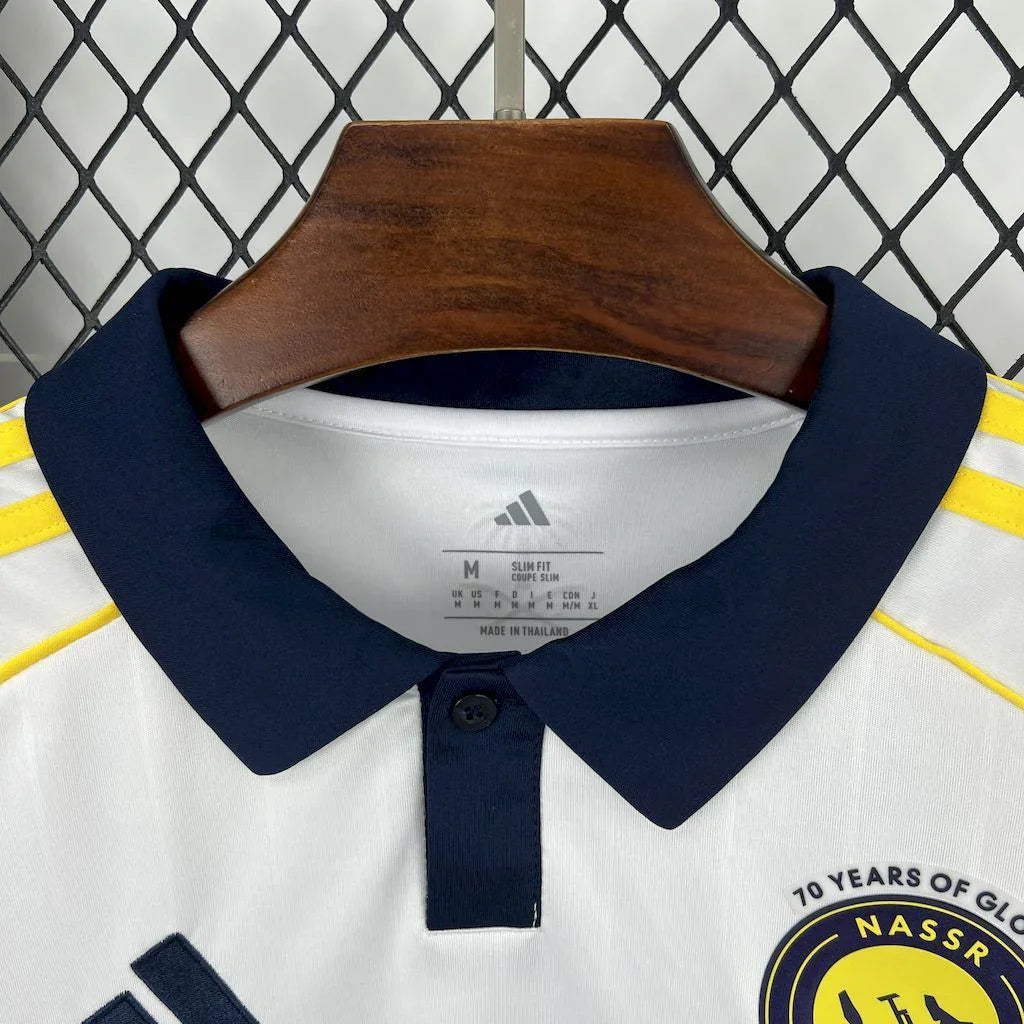Maillot Al-Nassr 2025-26 Le 12 -ème Maillot, vue de face avec logo et détails de design sur le tissu.