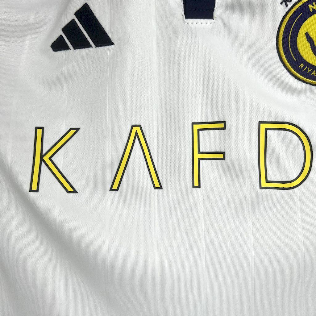 Kit enfant Al-Nassr 2025-26 de Le 12, maillot junior avec logo et design officiel, porté par un jeune joueur.