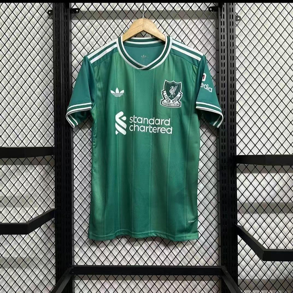 Maillot Liverpool 2025-26 Le 12 -ème Maillot, maillot de football rouge avec logo du club et détails de la saison.