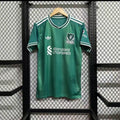 Maillot Liverpool 2025-26 Le 12 -ème Maillot, maillot de football rouge avec logo du club et détails de la saison.