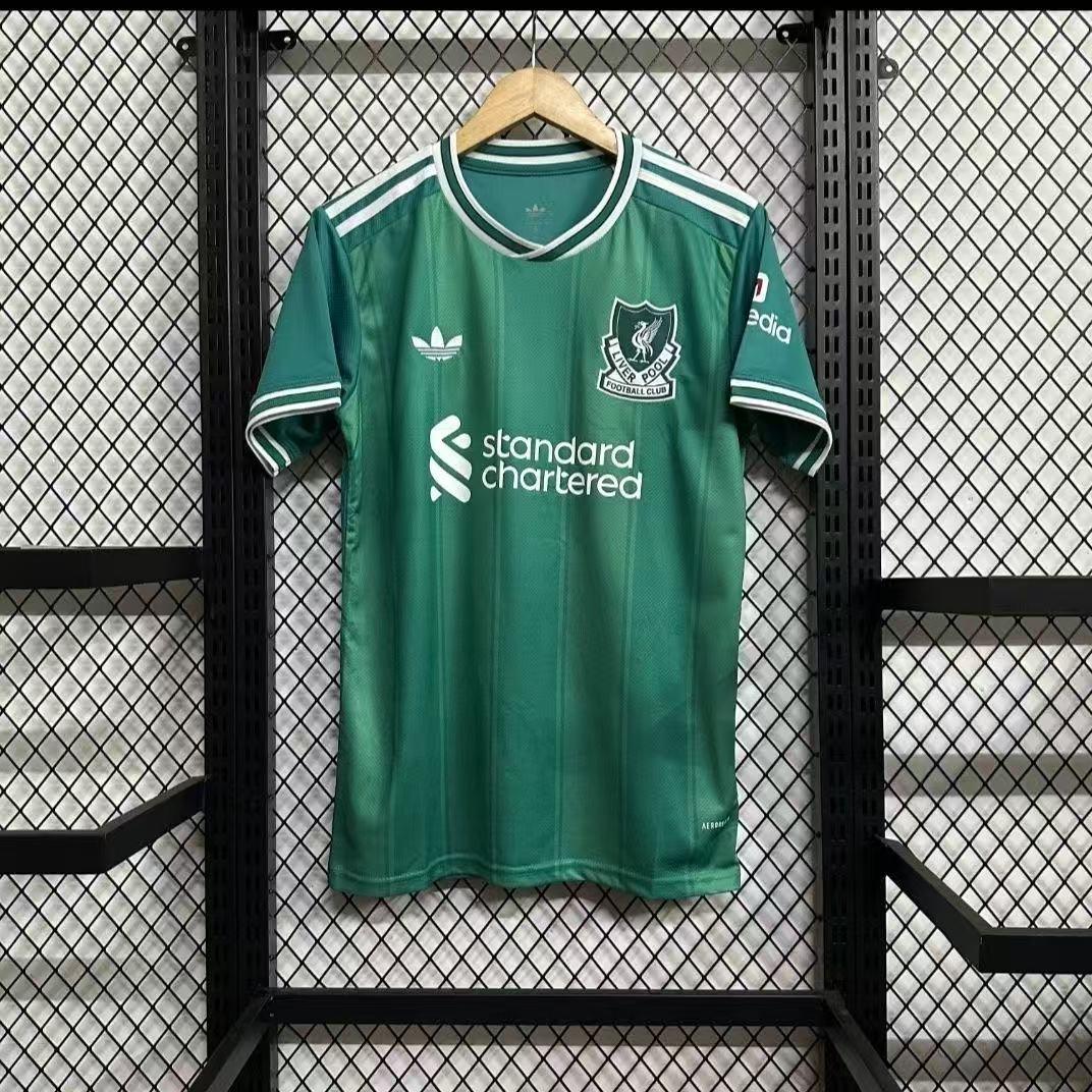 Maillot Liverpool 2025-26 Le 12 -ème Maillot, maillot de football rouge avec logo du club et détails de la saison.