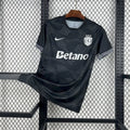 Maillot Sporting 2025-26 Le 12 -ème Maillot, vue de face, avec logo et design sportif, sur fond neutre.