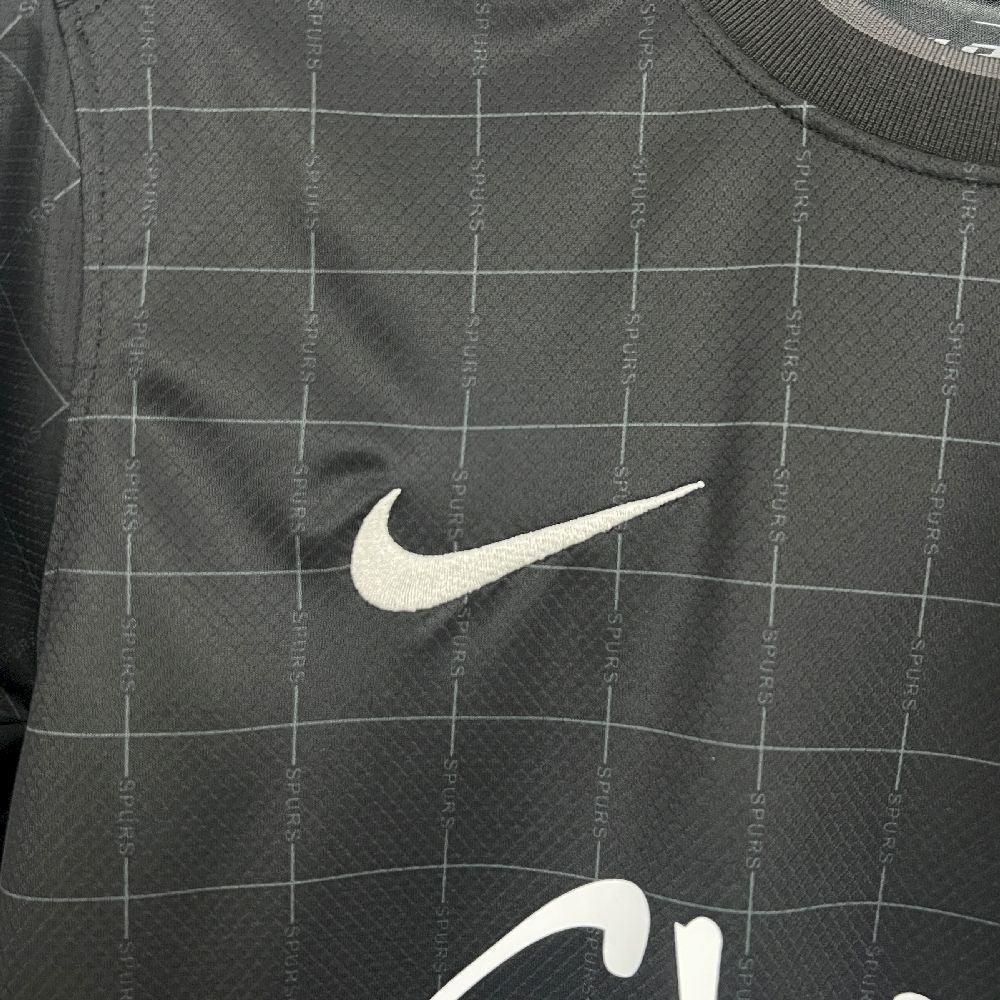 Maillot extérieur Tottenham 2025-26 de la marque Le 12 -ème Maillot, vue de face avec logo et détails du kit.