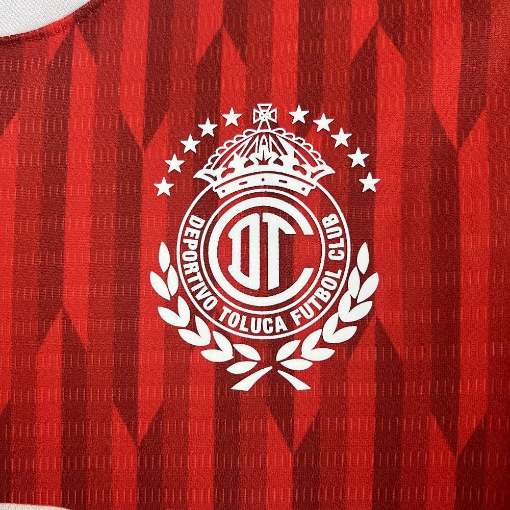 Maillot de football Toluca 2025-26 de la marque Le 12 -ème, vue de face avec logo et design moderne.