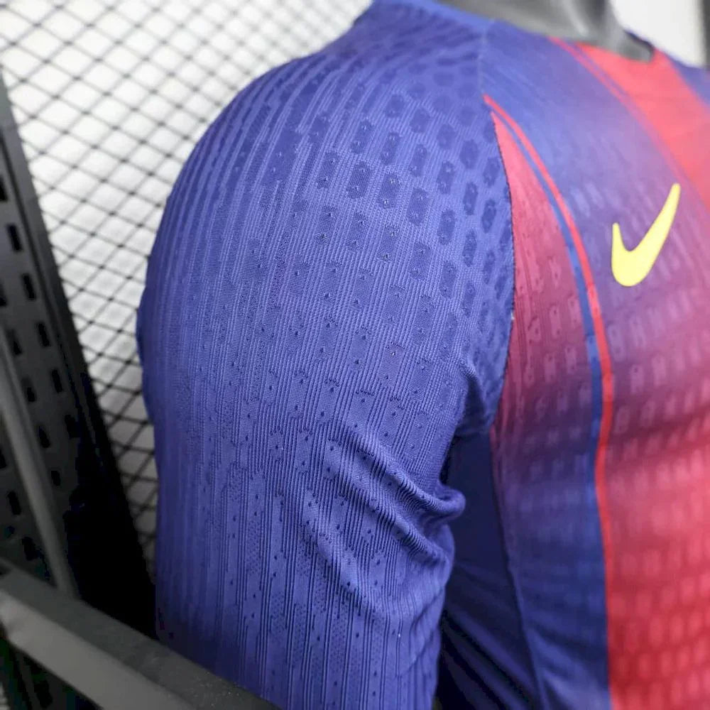 Maillot FC Barcelone manches longues 2025-26 de la marque Le 12 -ème Maillot, vue de face avec logo et design officiel.