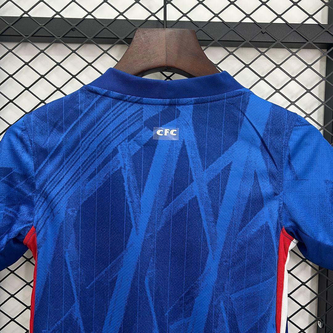 Kit enfant Chelsea 2025-26 de Le 12 -ème Maillot, maillot bleu avec logo et détails de l'équipe sur le devant.