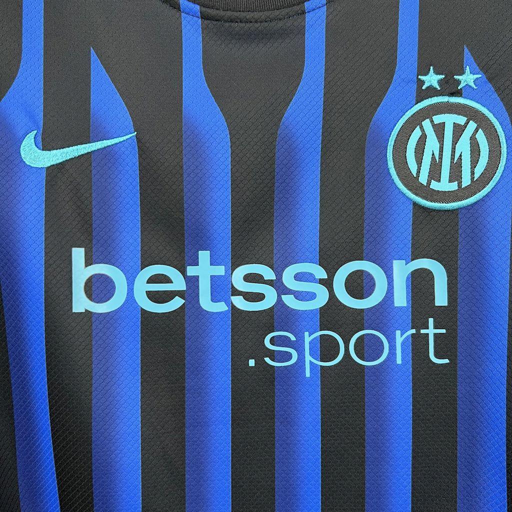 Maillot enfant Inter Milan 2025-26, kit de football Le 12 -ème Maillot, maillot bleu et noir avec logo de l'équipe.
