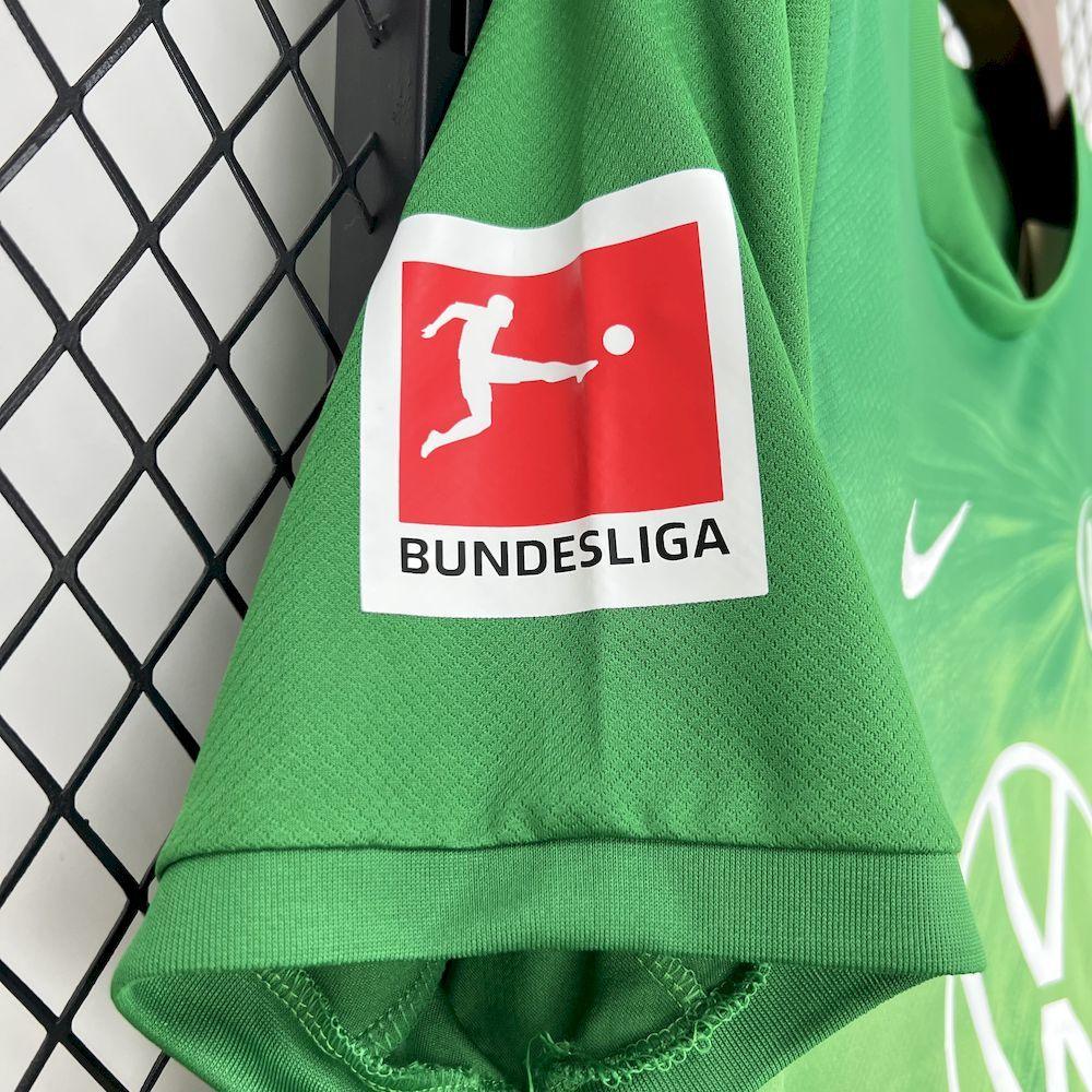 Maillot Wolfsburg 2025-26 de Le 12 -ème Maillot, devant du maillot de football avec logo et sponsor, blanc et bleu.