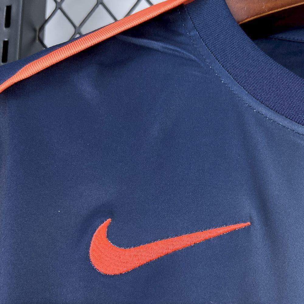 Maillot extérieur du FC Barcelone 2025-26, marque Le 12 -ème Maillot, vue de face avec logo et détails du design.
