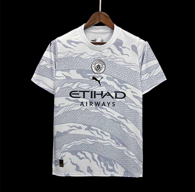 Maillot Manchester City Édition Nouvel An Chinois 2023 2024 de Le 12, vue de face avec détails du design.