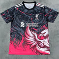 Maillot Liverpool Rose 25/26 Le 12 -ème Maillot, maillot de football avec logo et design floral, vue de face.