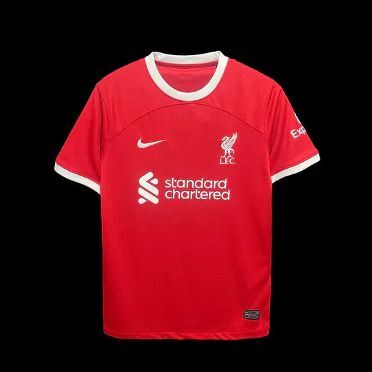 Maillot domicile Liverpool 2023 2024 Le 12 -ème Maillot, maillot de football rouge avec logo et détails du club, vue de face
