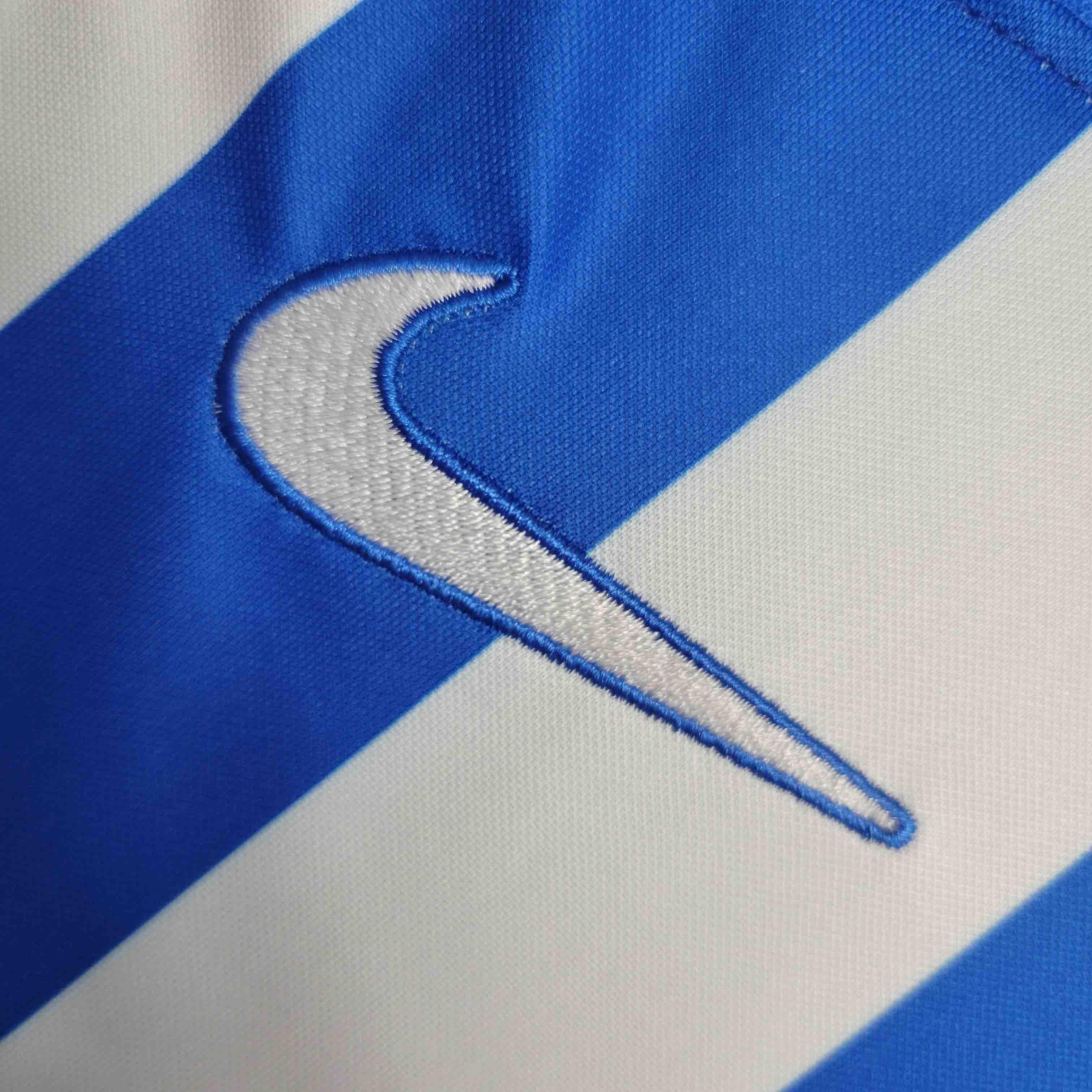 Maillot de football Brighton 2023-34 Le 12 -ème Maillot, maillot de sport bleu avec logo et détails de l'équipe.
