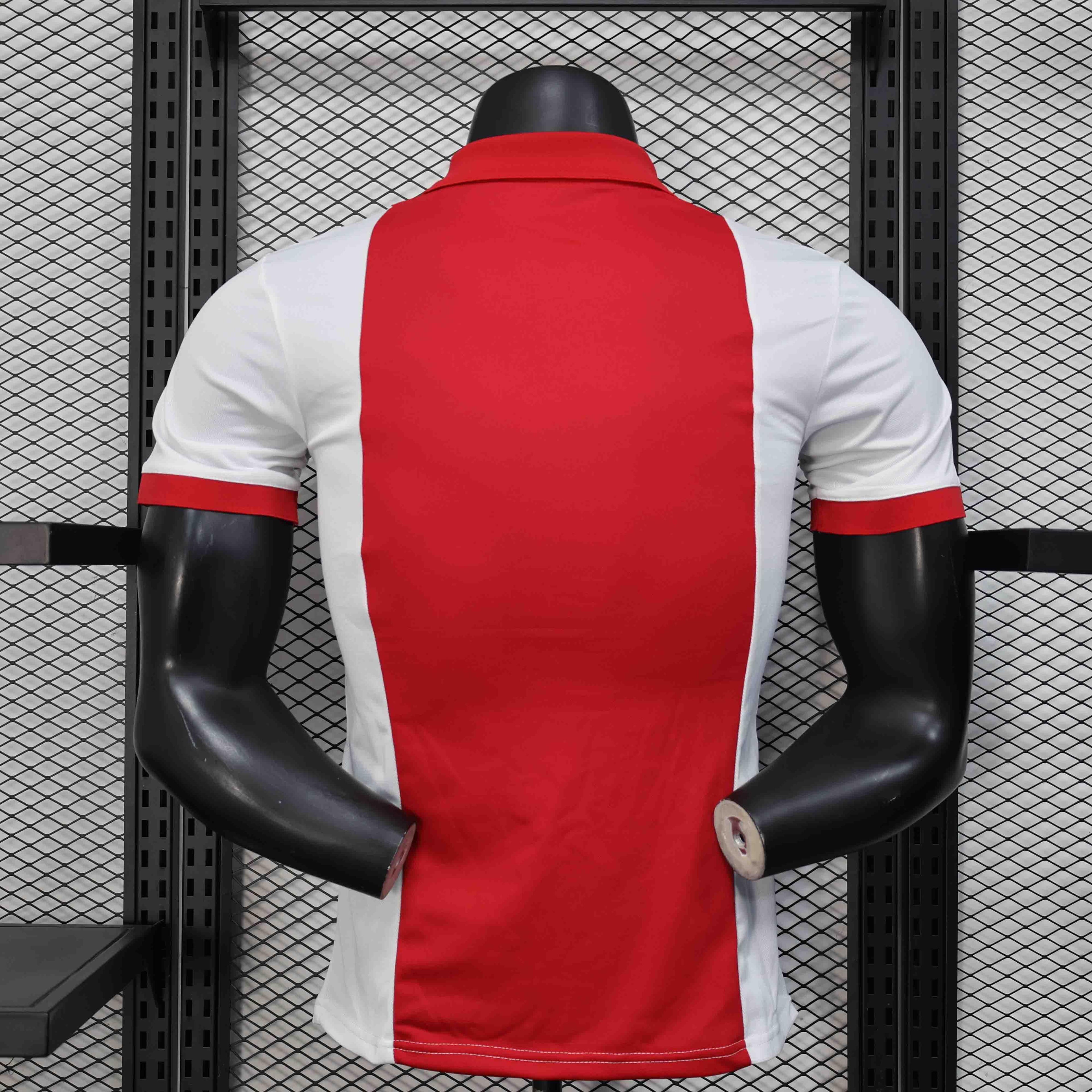Maillot Ajax concept 2025-26 de Le 12 -ème Maillot, maillot de football avec logo Ajax et design moderne, vue frontale.