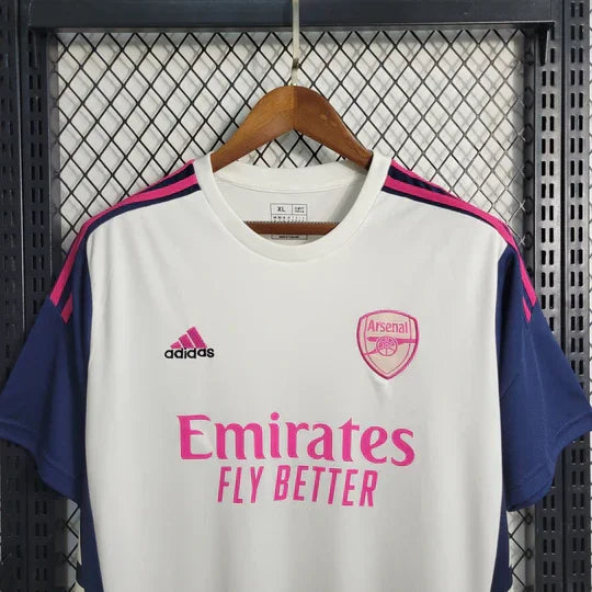 Maillot d'entraînement Arsenal 2023-2024 Le 12-ème Maillot, maillot de football vert avec logo et détails de l'équipe sur le devant.