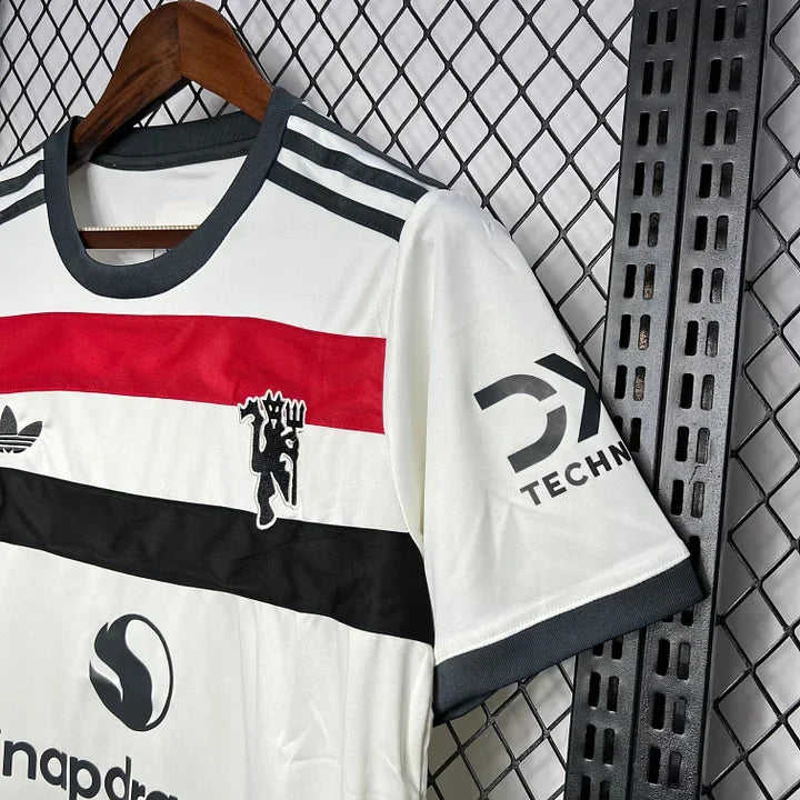 Maillot Manchester United 2024-2025 troisième, Le 12-ème Maillot, maillot de football rouge avec logo.