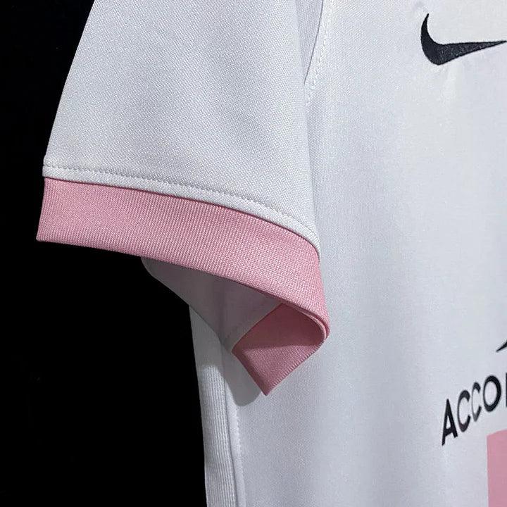Maillot extérieur du Paris Saint-Germain 21/22, marque Le 12, avec le logo du club et design rouge et bleu visible sur le tissu.