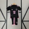 Kit enfant Inter Miami 2024 2025 de Le 12 -ème Maillot, maillot bleu et rose avec logo de l'équipe sur le devant.