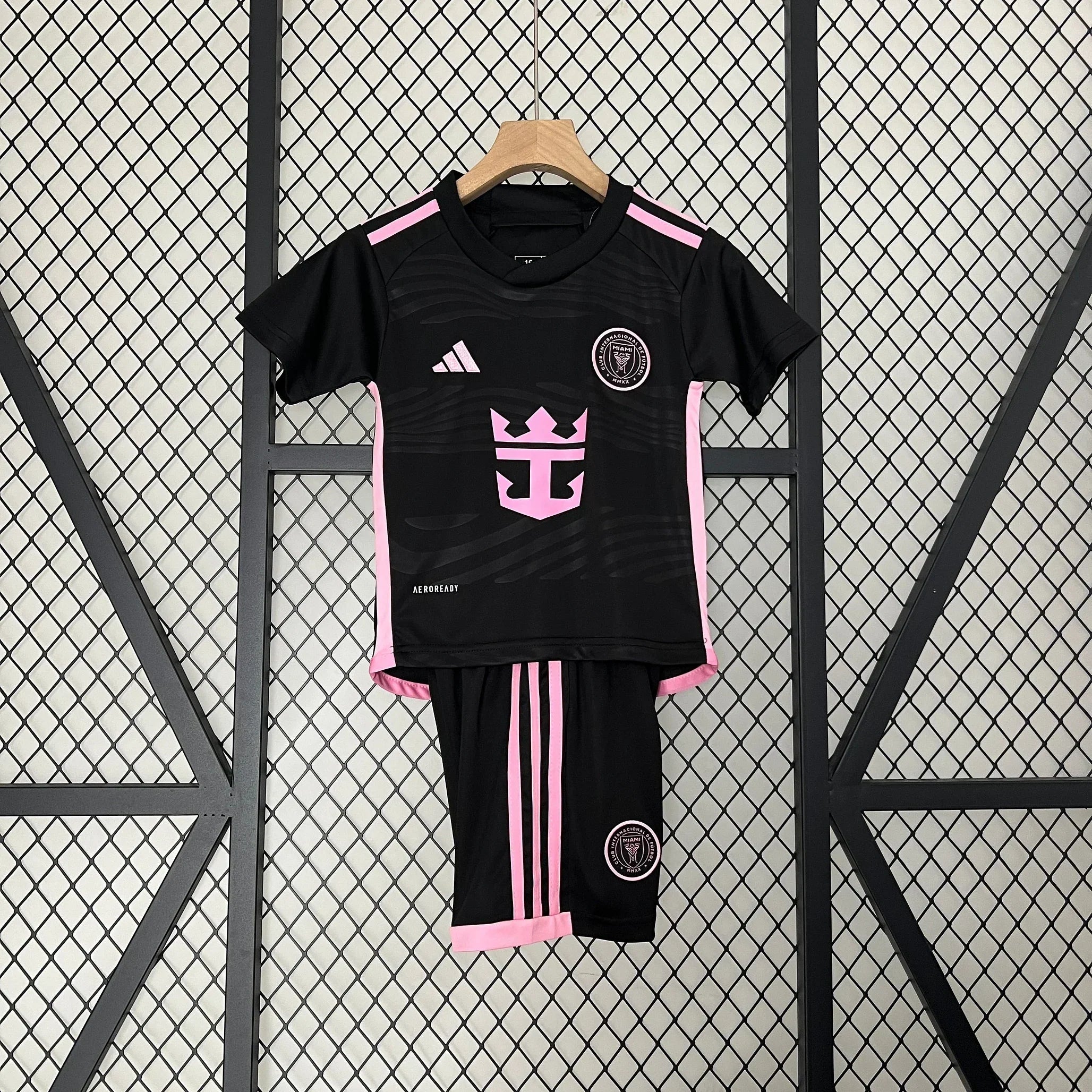 Kit enfant Inter Miami 2024 2025 de Le 12 -ème Maillot, maillot bleu et rose avec logo de l'équipe sur le devant.
