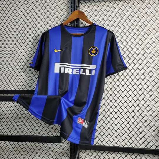 Maillot rétro de l'Inter Milan 1999-2000, par Le 12 -ème Maillot, vue du devant avec logo et design vintage.