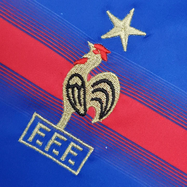 Maillot de l'équipe de France 2004 Le 12, jersey bleu avec logo officiel, porté par un supporter.