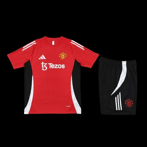 Ensemble Manchester United de Le 12 -ème Maillot, maillot rouge avec logo et détails emblématiques, vue de face.