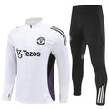 Ensemble Manchester United blanc pour enfants, maillot 25/26, de la marque Le 12-ème Maillot, affichant le logo du club.
